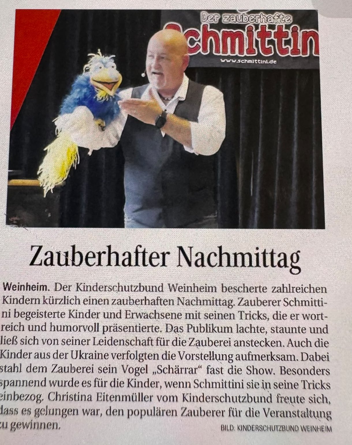 Zeitungsartikel „Zauberhafter Nachmittag“: Zauberer Schmittini mit seinem Vogel „Schärrar“ auf der Bühne